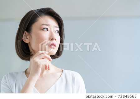 一個擔心中年的女人 一個擔心中年的女人 72849563
