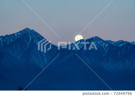 Northern Alps where the full moon sets [Nagano Prefecture] 72849798
