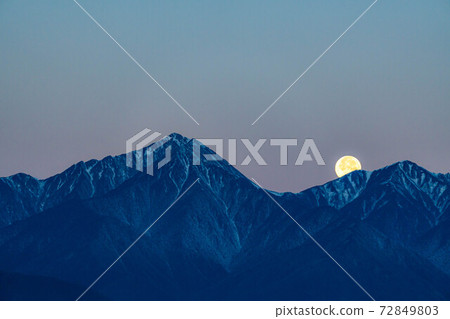 Northern Alps where the full moon sets [Nagano Prefecture] 72849803