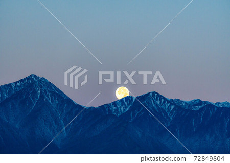 滿月落山的北阿爾卑斯山[長野縣] 72849804