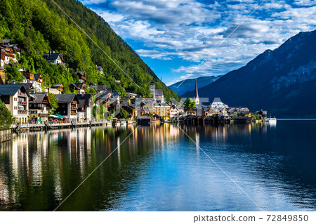 Picturesque Lakeside Town Hallstatt At Lake Hallstaetter See In Austria Picturesque Lakeside Town Hallstatt At Lake Hallstaetter See In Austria 72849850