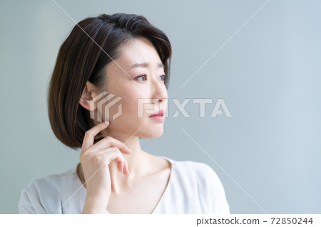 A woman worried about middle age 72850244