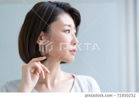 A woman worried about middle age 72850252
