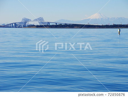 Tokyo Gate Bridge and Mt. Fuji in winter Tokyo Gate Bridge and Mt. Fuji in winter 72850876