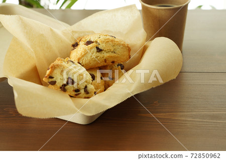 Chocolate chip scones 72850962