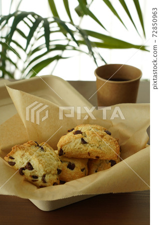 Chocolate chip scones 72850963