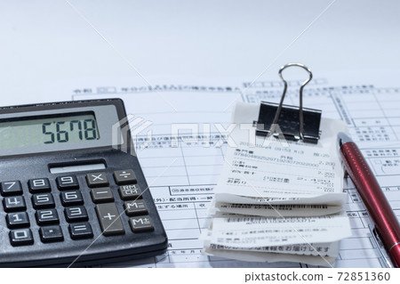 組織和計算收據並為最終申報做準備 72851360