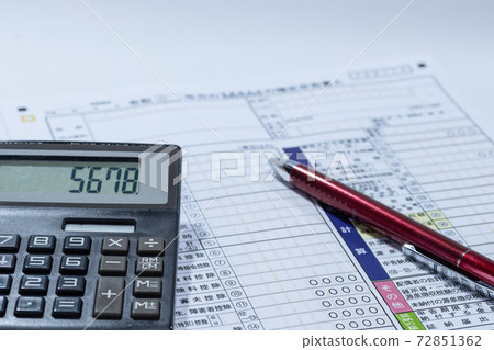 組織和計算收據並為最終申報做準備 72851362