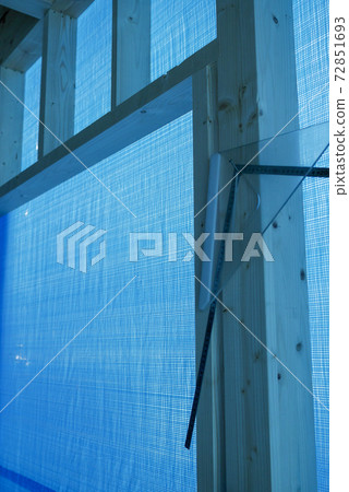 在建的新建獨立式住宅的內部 72851693