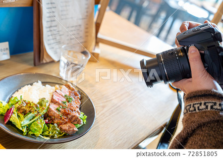 一位美食作家在巴魯拍攝的一幕 一位美食作家在巴魯拍攝的一幕 72851805