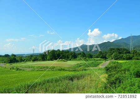 從郡山站到會津若松站的岩越西線列車窗口的風景 從郡山站到會津若松站的岩越西線列車窗口的風景 72851892
