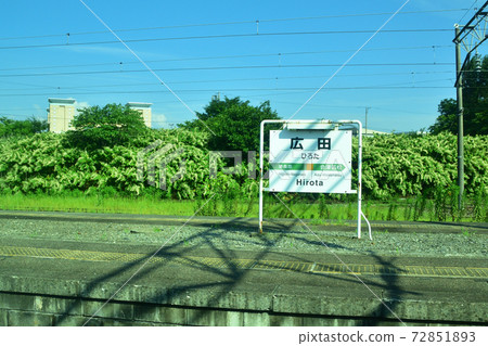 從郡山站到會津若松站的岩越西線列車窗口的風景 從郡山站到會津若松站的岩越西線列車窗口的風景 72851893