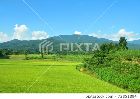 從郡山站到會津若松站的岩越西線列車窗口的風景 從郡山站到會津若松站的岩越西線列車窗口的風景 72851894