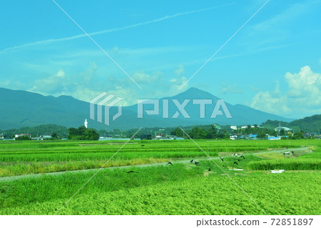 從郡山站到會津若松站的岩越西線列車窗口的風景 72851897