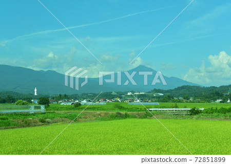 從郡山站到會津若松站的岩越西線列車窗口的風景 72851899
