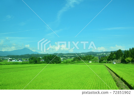 從郡山站到會津若松站的岩越西線列車窗口的風景 從郡山站到會津若松站的岩越西線列車窗口的風景 72851902