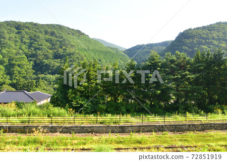 從郡山站到會津若松站的岩越西線列車窗口的風景 從郡山站到會津若松站的岩越西線列車窗口的風景 72851919