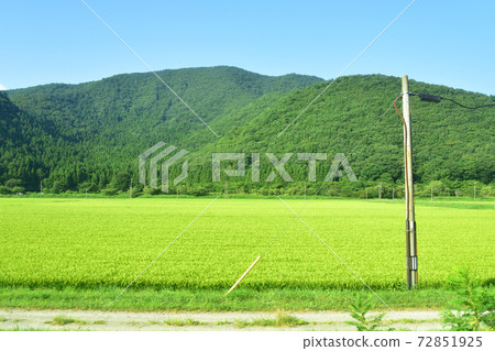 從郡山站到會津若松站的岩越西線列車窗口的風景 從郡山站到會津若松站的岩越西線列車窗口的風景 72851925