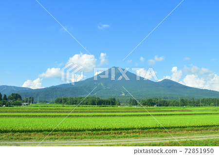 從郡山站到會津若松站的岩越西線列車窗口的風景 72851950
