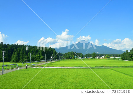 從郡山站到會津若松站的岩越西線列車窗口的風景 72851958