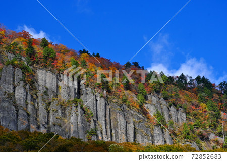 Mountains of autumn leaves Mountains of autumn leaves 72852683