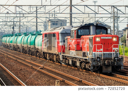 DD51 towed freight train passing through Kiyosu station 72852720