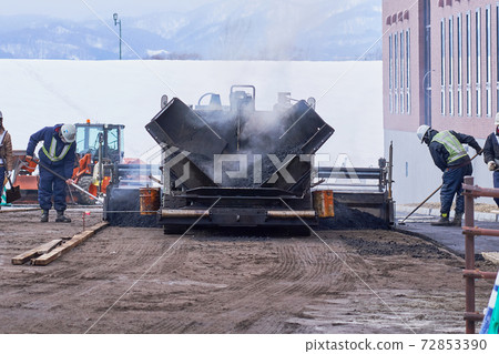 Work to lay asphalt 72853390