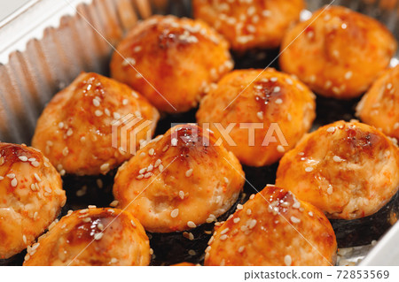 baked sushi rolls, close-up view 72853569