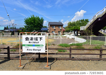 從會津川口站到會津站的忠見線列車窗口的風景 72853691