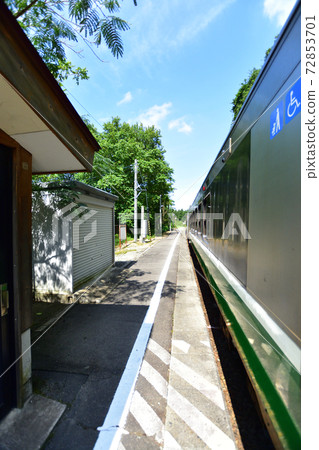 從會津川口站到會津站的忠見線列車窗口的風景 從會津川口站到會津站的忠見線列車窗口的風景 72853701