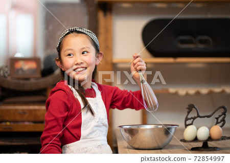 A girl making sweets 72854997