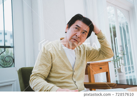 60多歲的男人在乎自己的頭髮 72857610