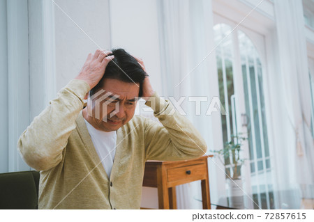 Men in their 60s holding their heads 72857615