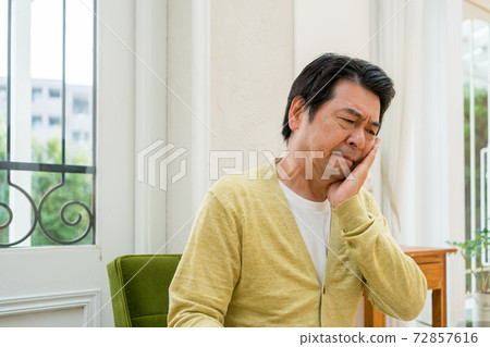 牙痛，六十多歲的男性 72857616