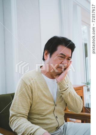 Toothache male in his 60s 72857617