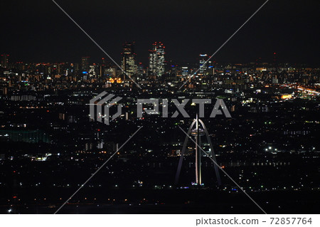 Night view of the skyscrapers in front of Nagoya Station and Ichinomiya Tower as seen from Mt. Kinka in winter 72857764