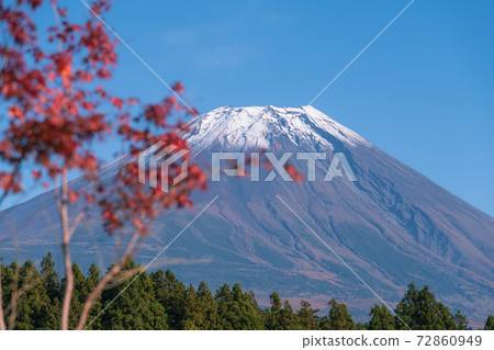 [Mt. Fuji and autumn leaves from Road Station Asagiri Kogen] 72860949