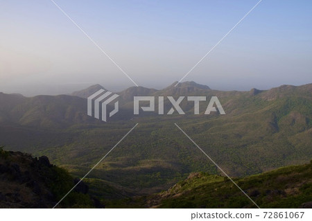 從吉納爾山,印度朱納加爾的聖地的視圖 從吉納爾山,印度朱納加爾的聖地的視圖 72861067