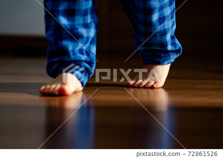 Boy's foot shadow portrait 72861526