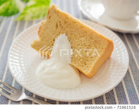 chiffon cake  72861528