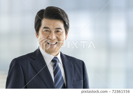 Smiley businessman senior 72861556