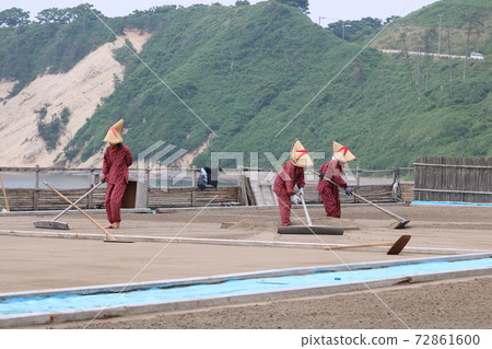 The appearance of salt made on the Noto Peninsula 72861600