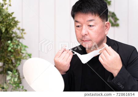 由於面膜而關心皮膚粗糙的中年男子 由於面膜而關心皮膚粗糙的中年男子 72861654