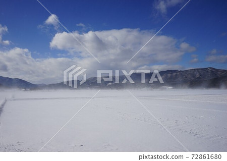 遠野市的冬季暴風雪 72861680