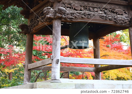 興信佛教寺廟的鐘樓與槭樹的秋葉和銀杏樹黃色葉子在背景中 興信佛教寺廟的鐘樓與槭樹的秋葉和銀杏樹黃色葉子在背景中 72862746