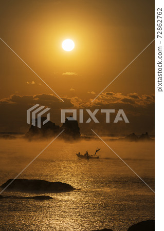 Sea fog and sunrise on the Arafune coast Sea fog and sunrise on the Arafune coast 72862762
