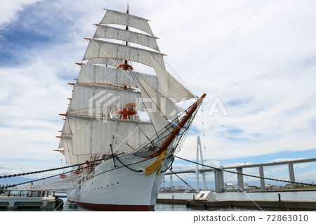 A cool sailing ship floating in the harbor 72863010