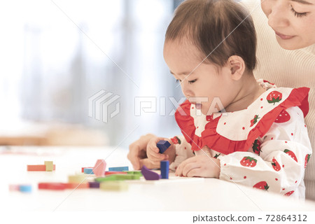 父母在玩積木 72864312