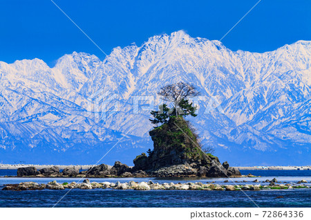 Superb view from Toyama_Amaharashi coast Tateyama mountain range 72864336