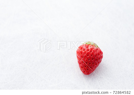 Image of putting strawberries on Japanese paper (red cheeks) Image of putting strawberries on Japanese paper (red cheeks) 72864582